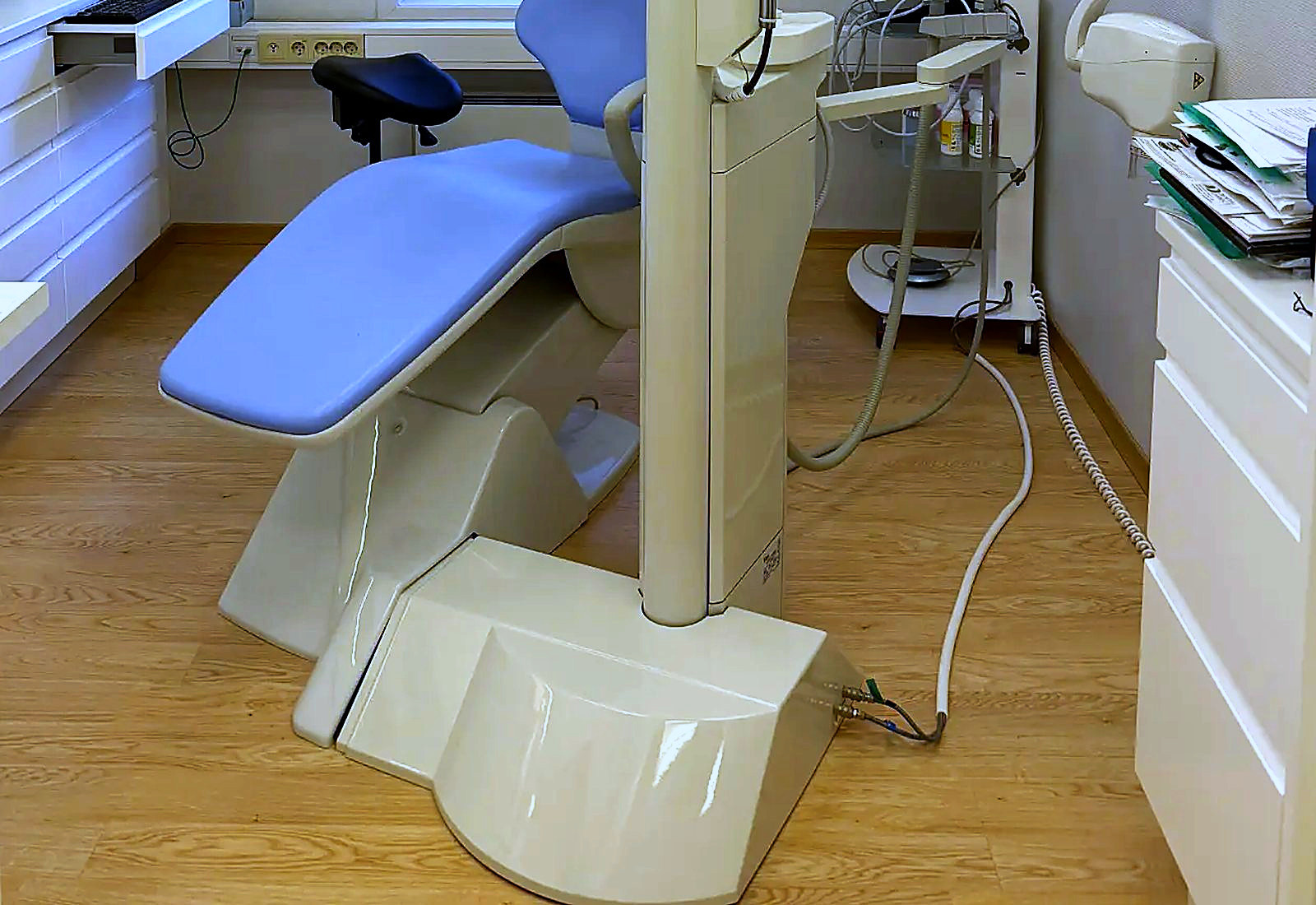 Behandlingsrom med behandlingsstol og utstyr i klinikken i Tønsberg