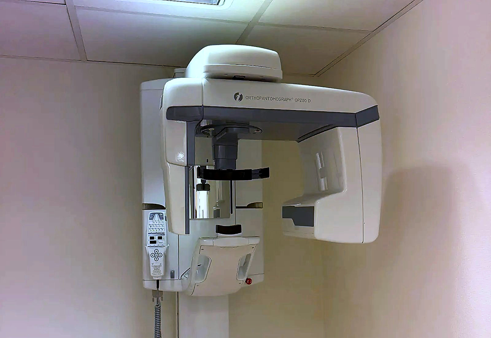 Røntgenmaskin (Orthopantomograph) i eget røntgenrom hos kjevekirurgen i Tønsberg